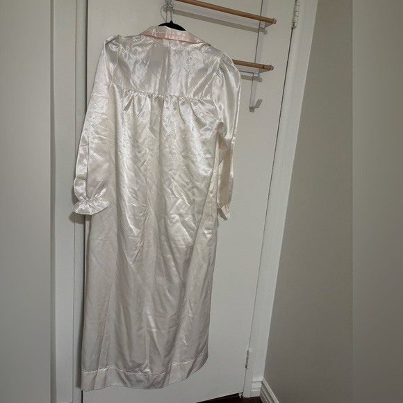 Elegant vintage style White Satin Night gown - Picture 7 of 9